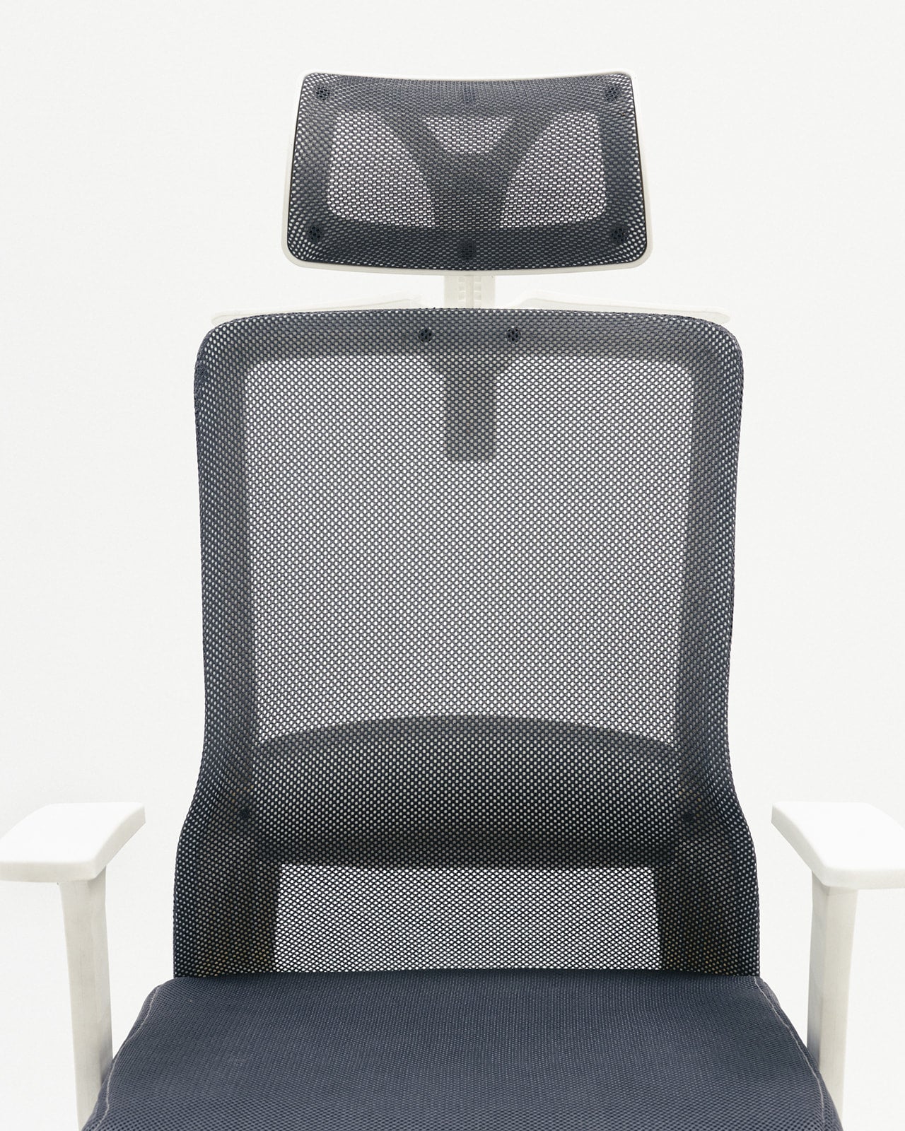 كرسي إيتانا الشبكي الأبيض