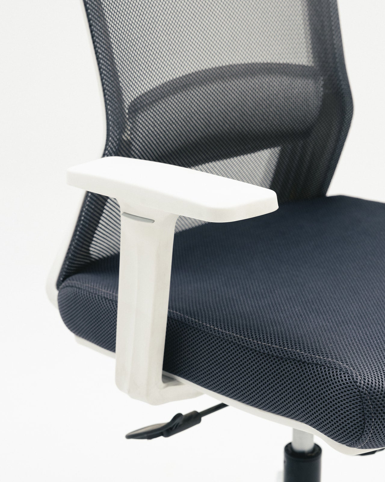 كرسي إيتانا الشبكي الأبيض