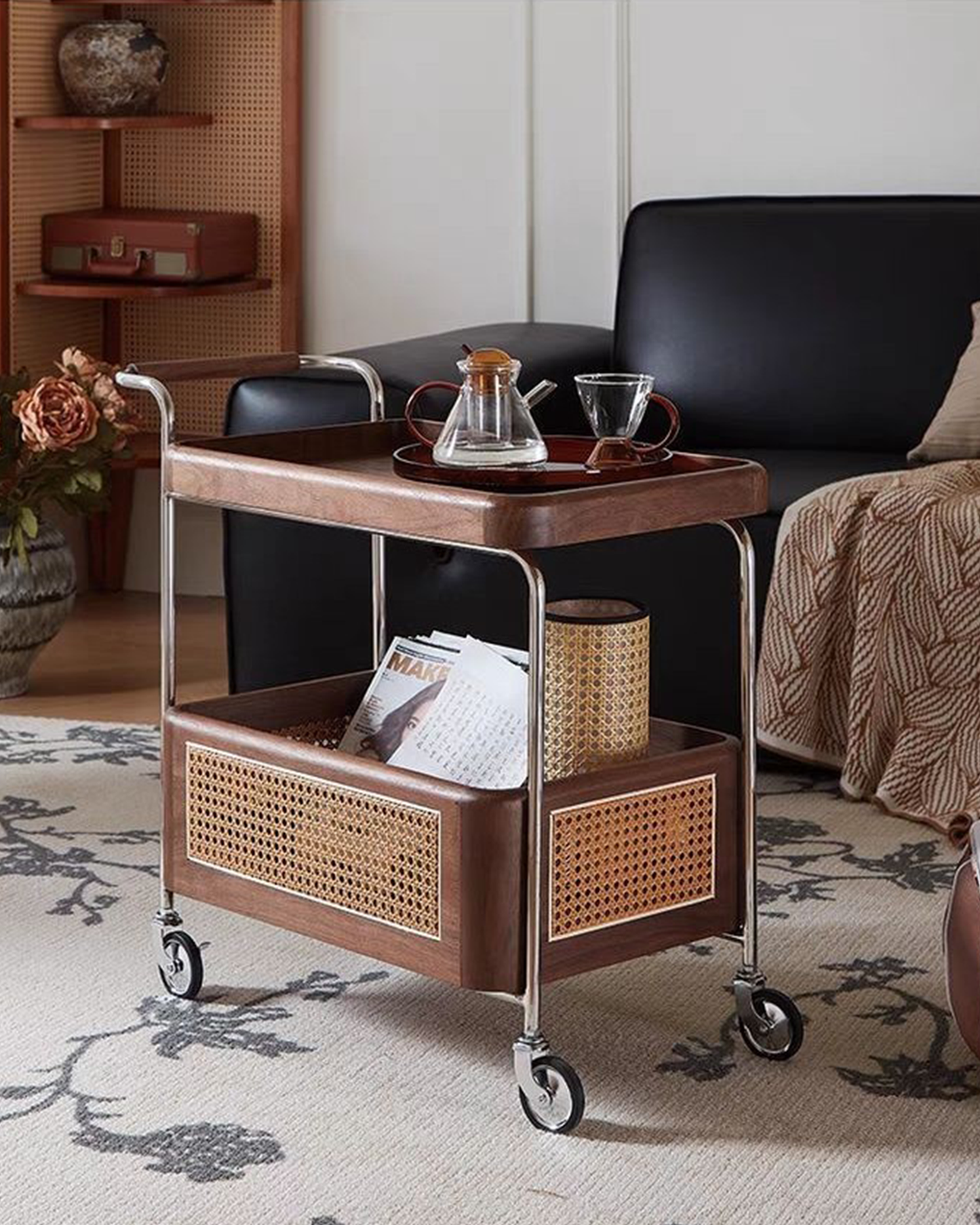 عربة من خشب الجوز والراتان