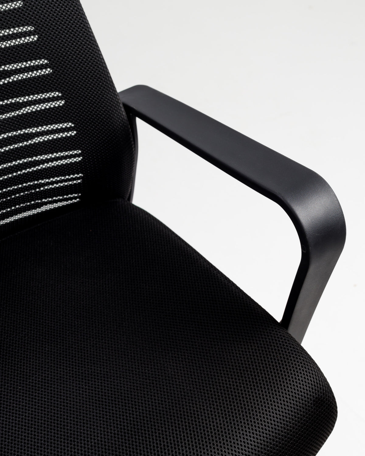 Black mesh chair with head rest -  Wasilaah