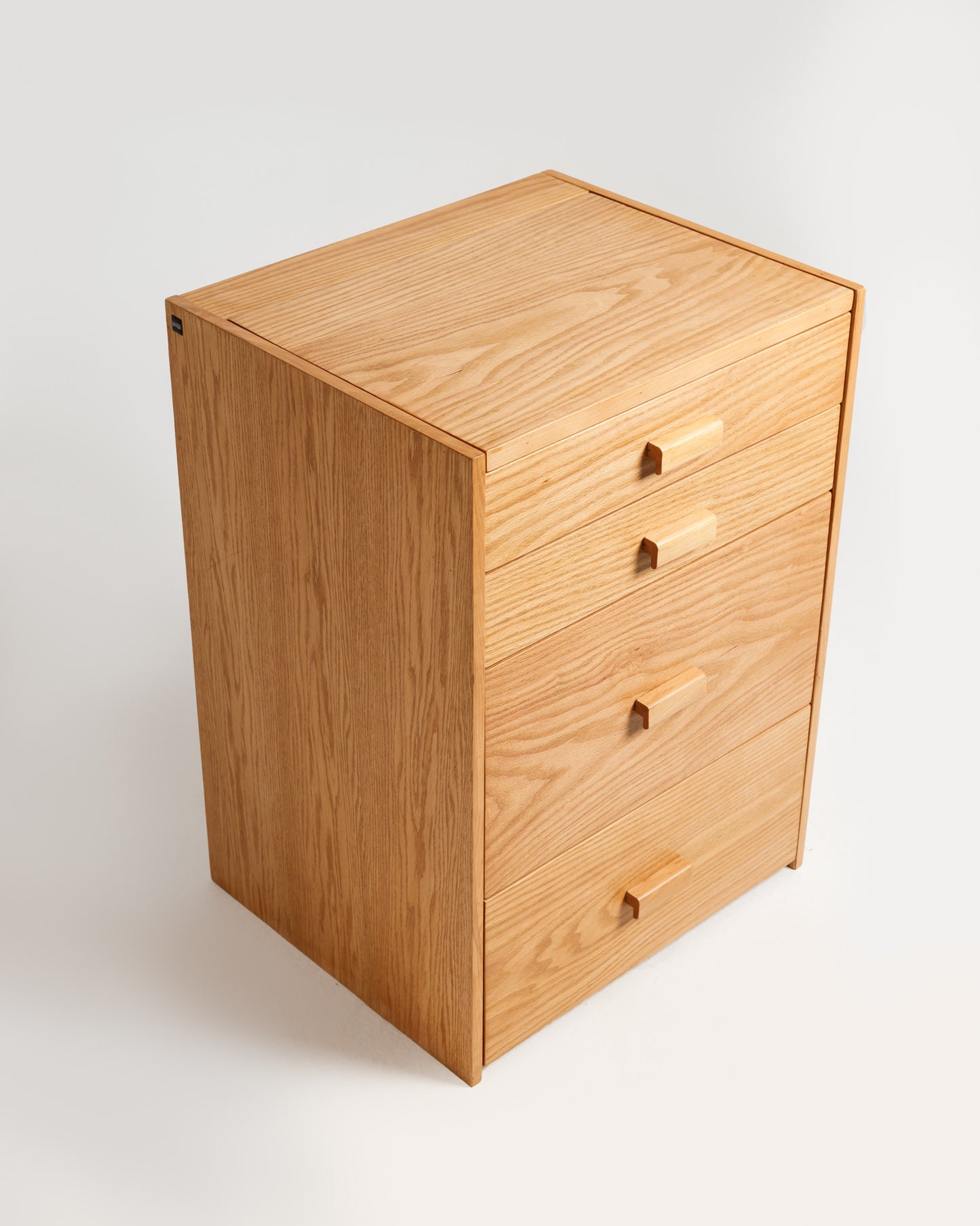 خزانة ملابس صغيرة