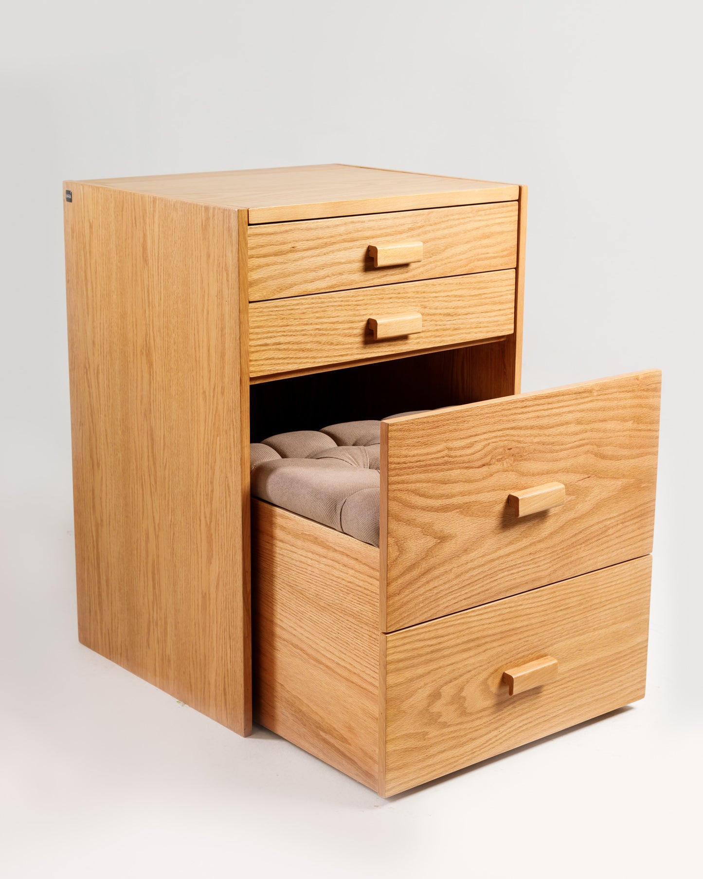 خزانة ملابس صغيرة