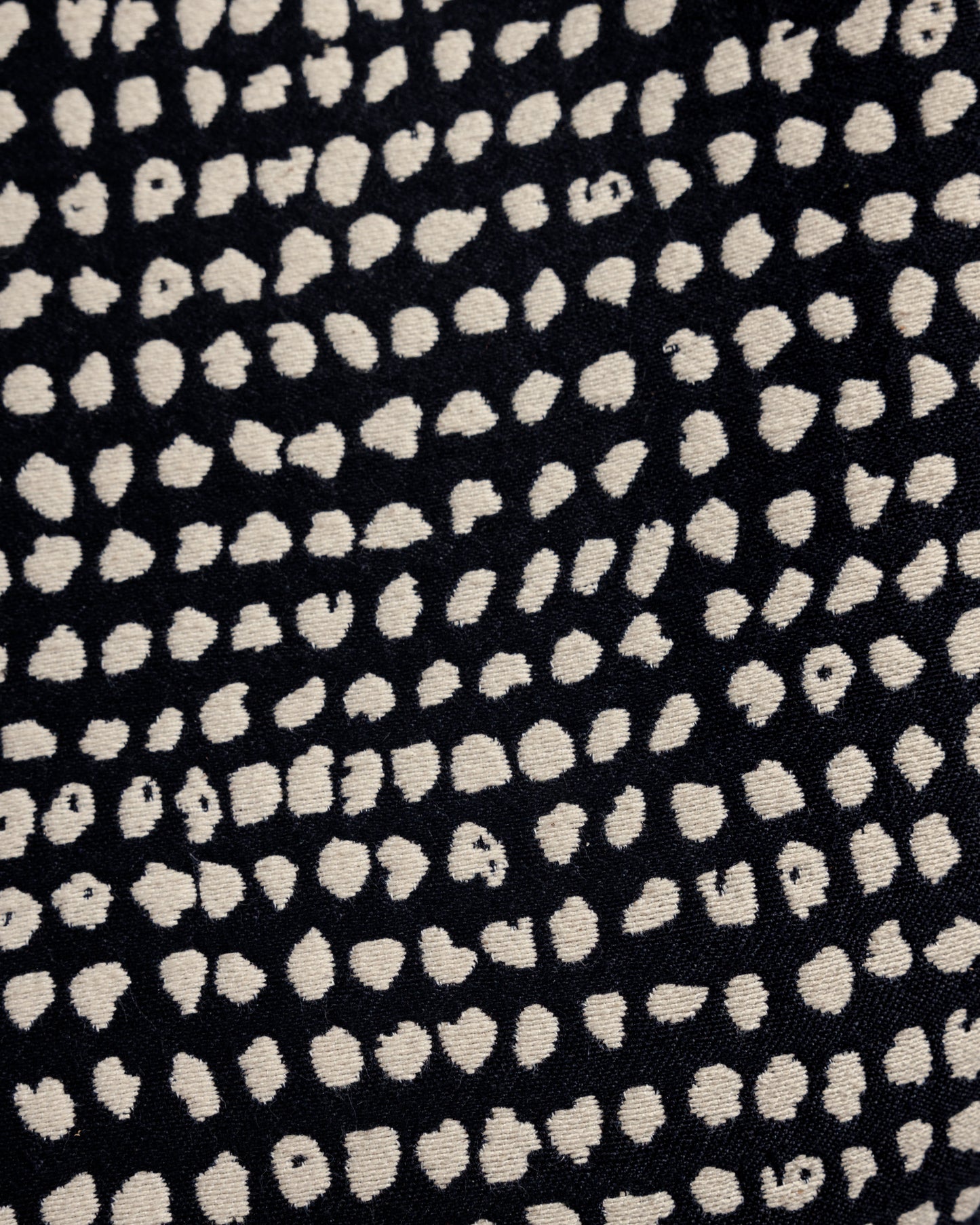 وسادة الفطر بالأبيض والأسود