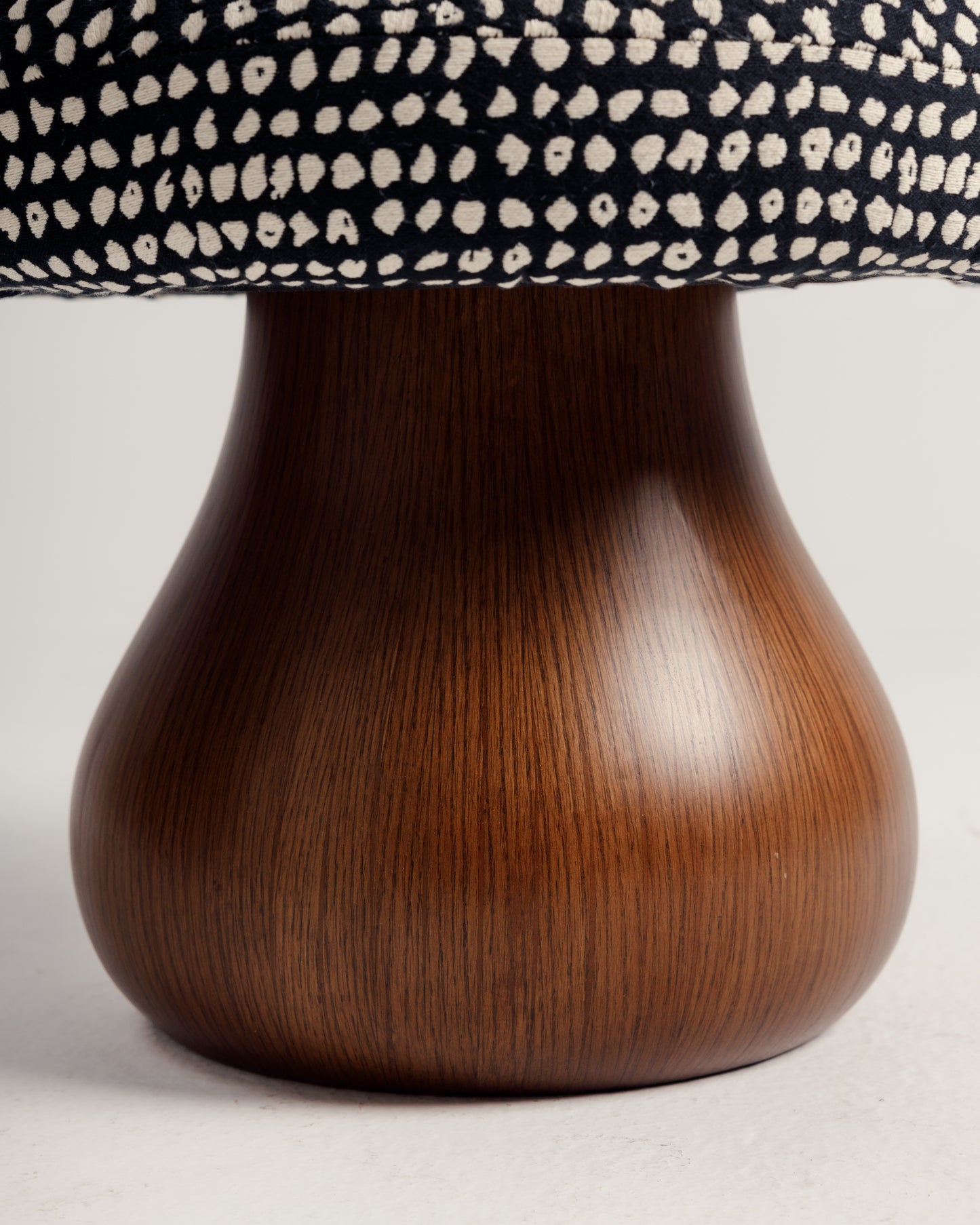 وسادة الفطر بالأبيض والأسود