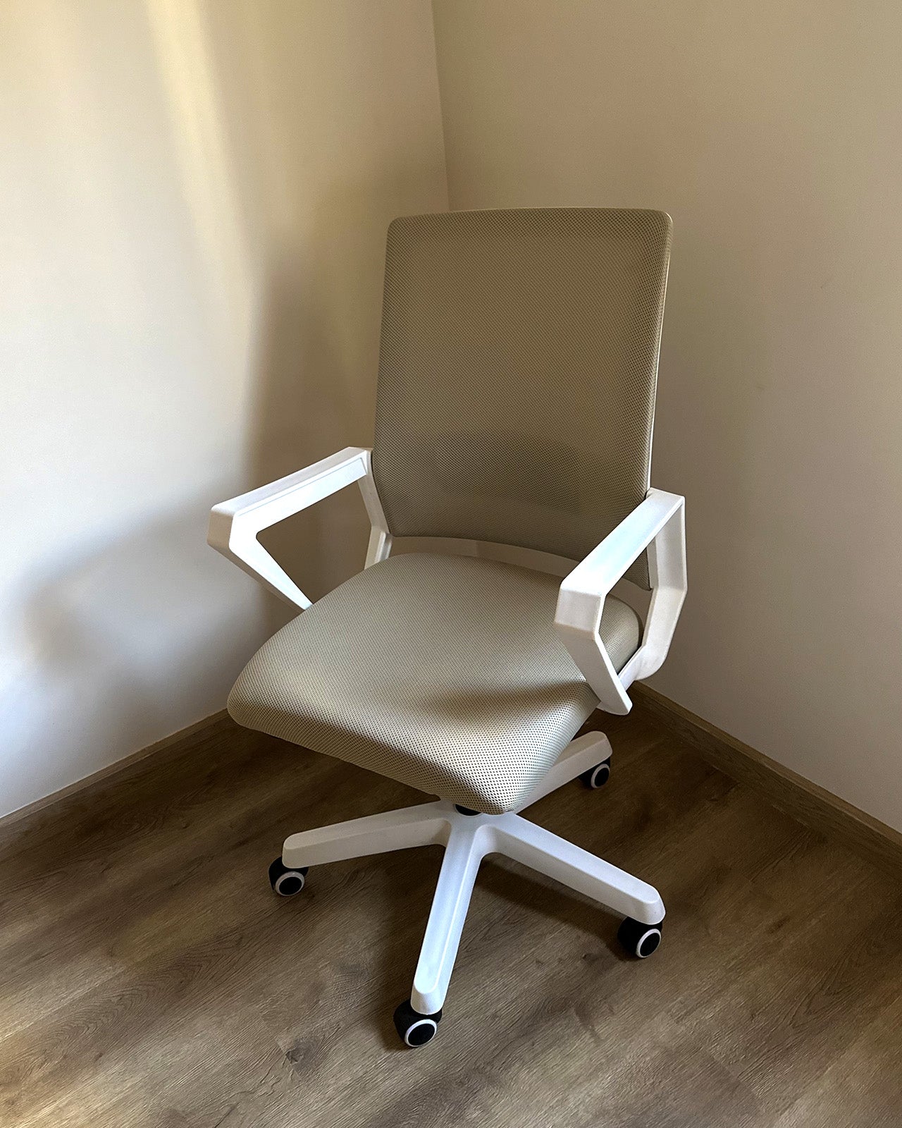 White Mesh Chair - Wasilaah