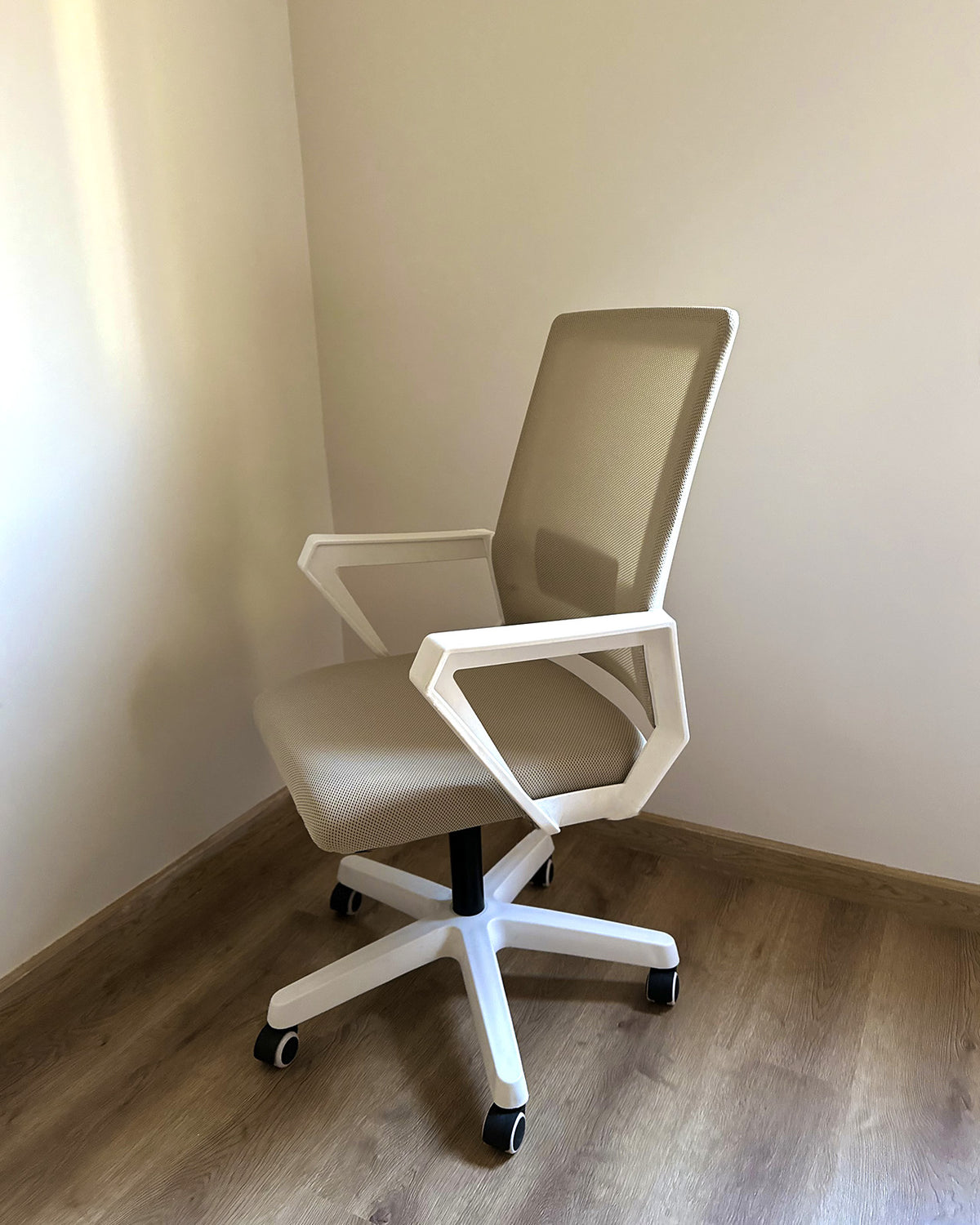 White Mesh Chair - Wasilaah