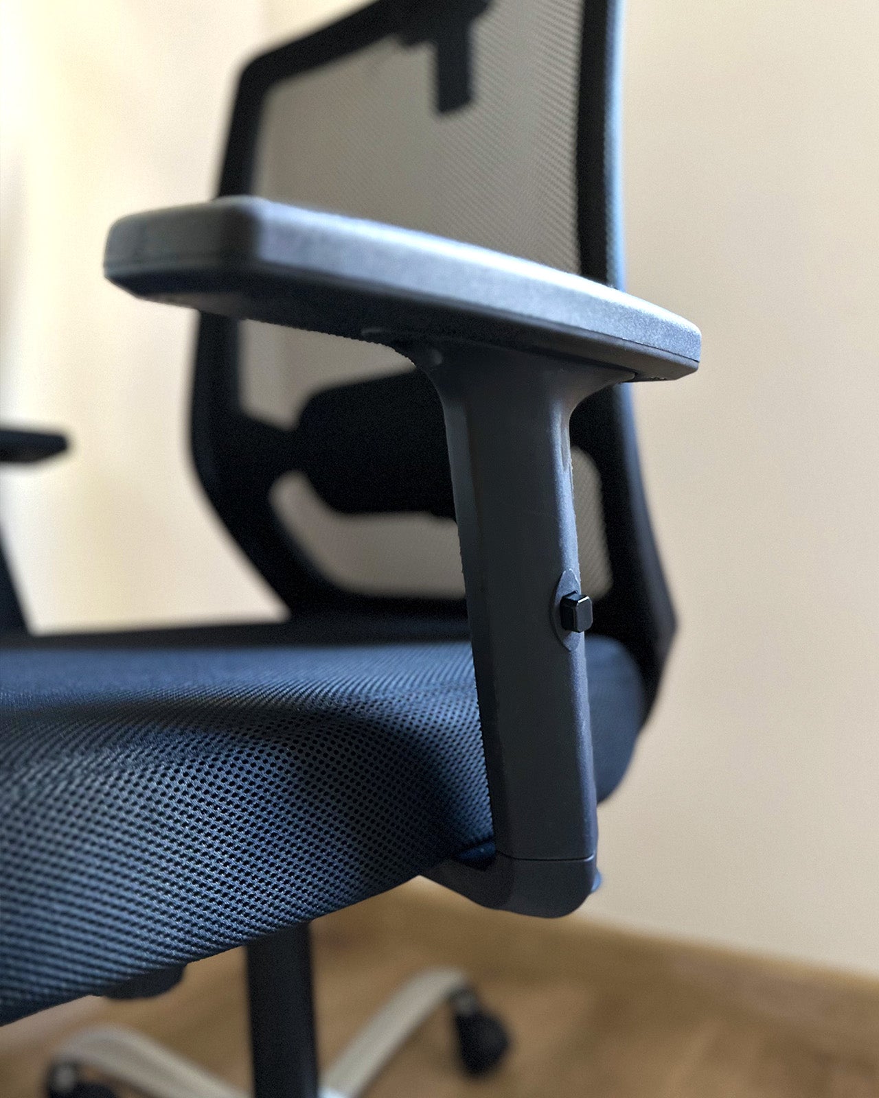 M5 Black Mesh Chair - Wasilaah