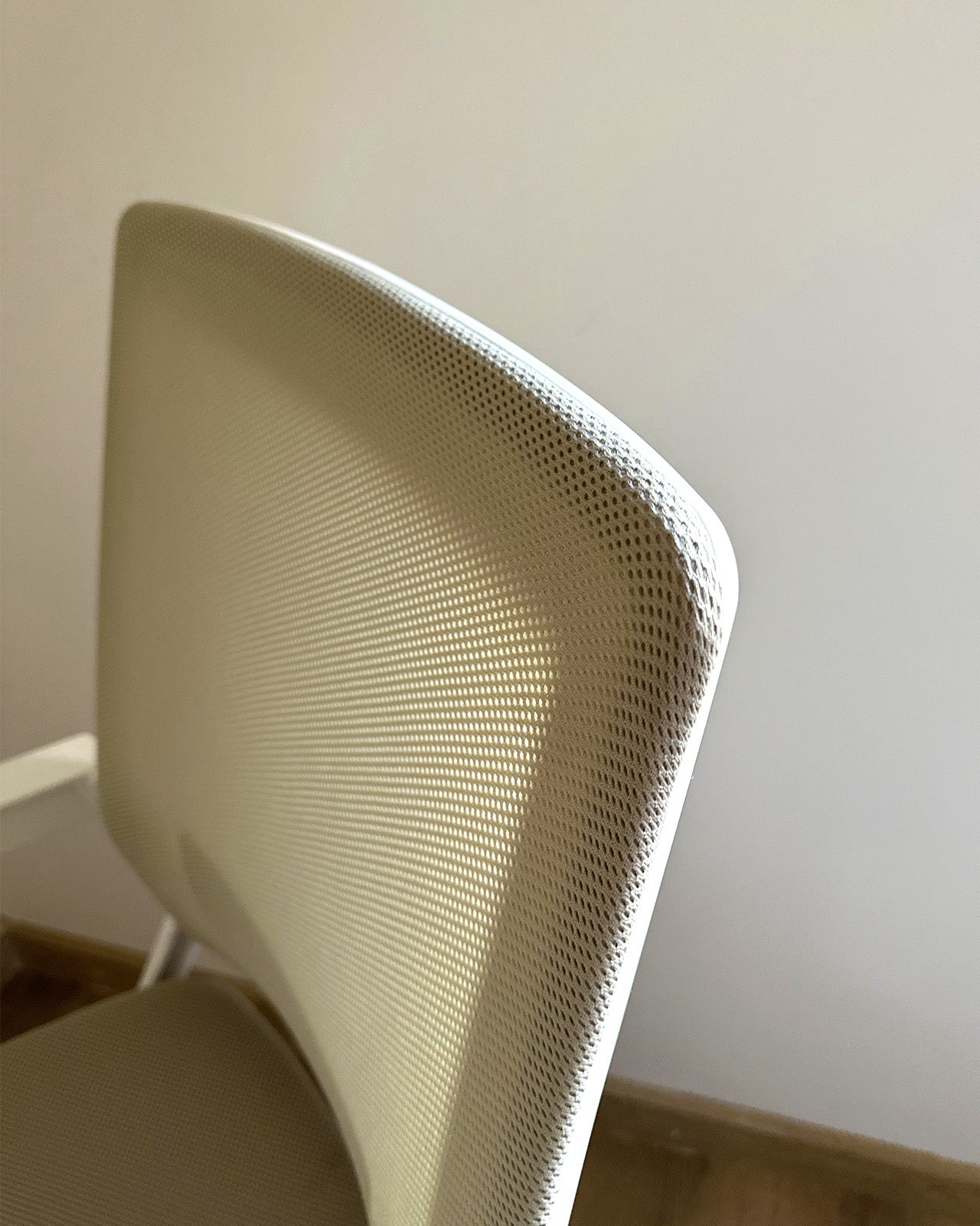 White Mesh Chair - Wasilaah