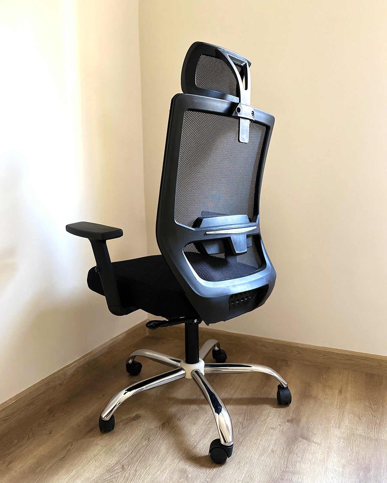 كرسي مكتب بعجل