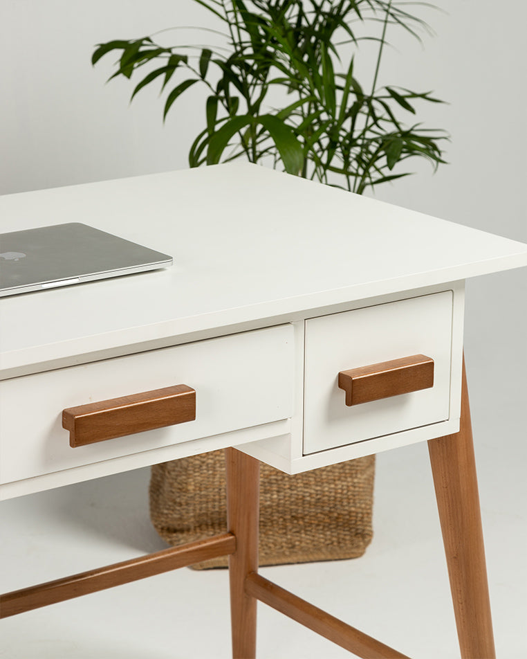 Quinn Desk - Wasilaah