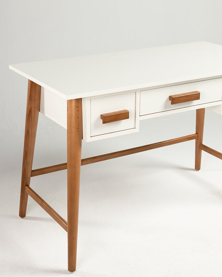 Quinn Desk - Wasilaah